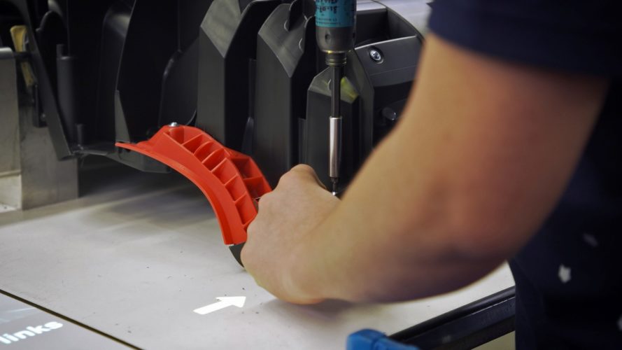 Medewerker aan het werk met behulp van beamer projection.