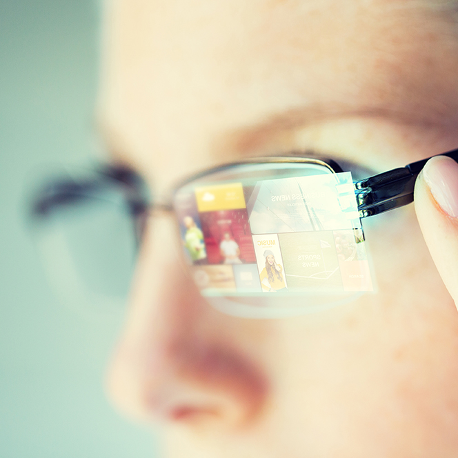 Vrouw met smart glasses