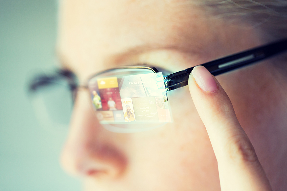 Foto van een vrouw met smart glasses