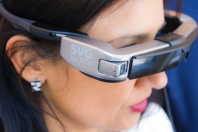 Medewerker met smart glasses