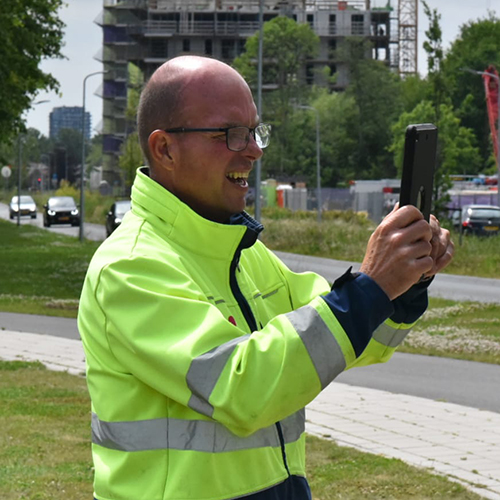 medewerker IJmond werkt! met de Groen App aan het werk