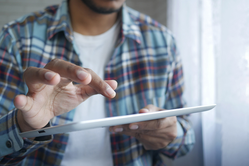 Man met tablet in zijn hand