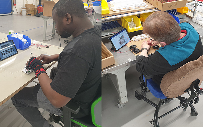Medewerkers Tomin aan het werk met de tablet