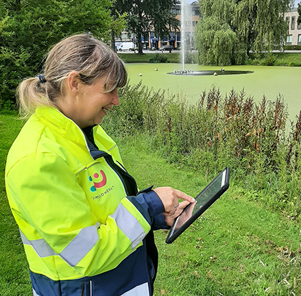 Medewerker aan het werk met de GroenApp