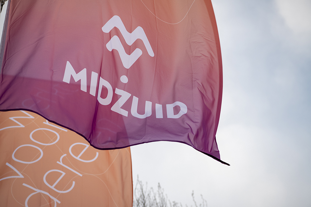 Logo van MidZuid op een roze vlag