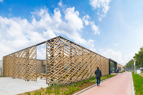 Gebouw Werkzaak Rivierenland met houten omheining