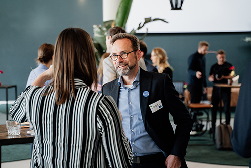 Peter Brouwer in gesprek met collega