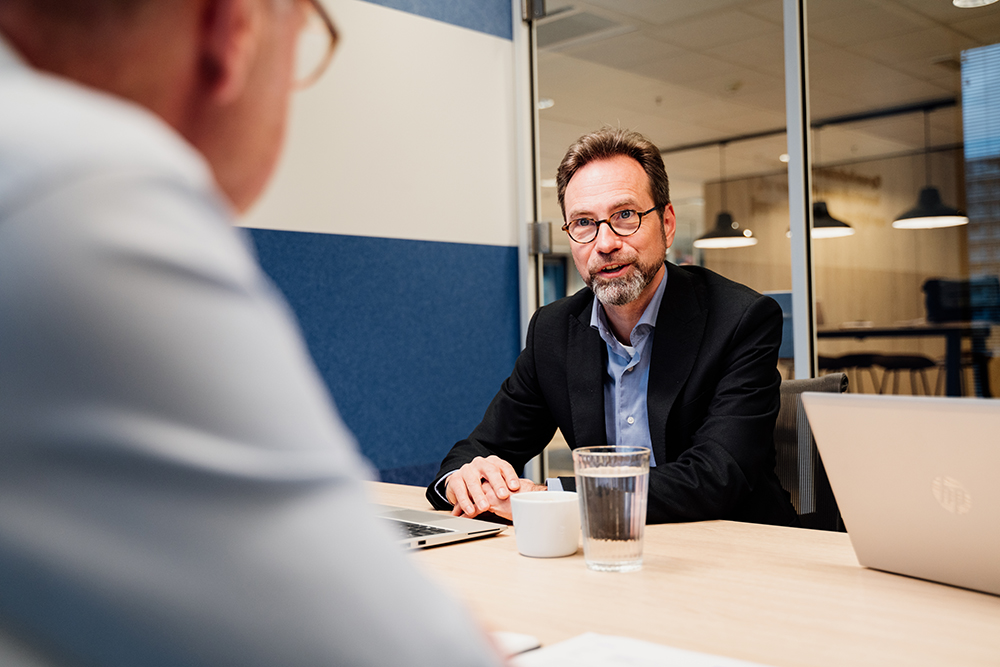 Peter Brouwer in gesprek met een man