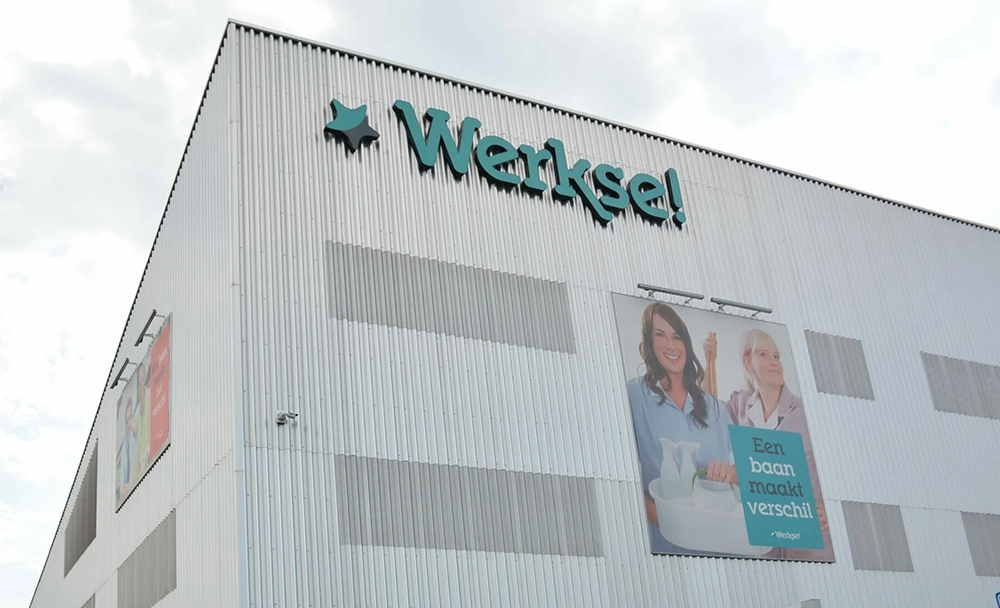 Buitenkant pand van Werkse! met groen/blauw letterlogo