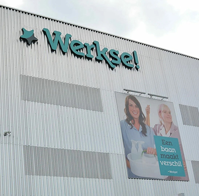 Buitenkant van het pand van Werkse! Voorzien van groen/blauw logo