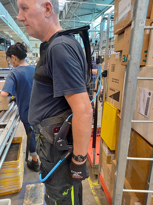 Medewerker met exoskelet aan