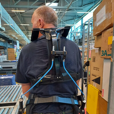 Promen zet medewerkers met behulp van exoskeletten in bij PostNL