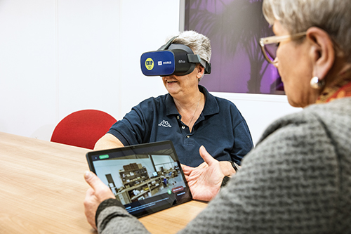 Medewerker bekijkt beroepenfiilm via de VR bril