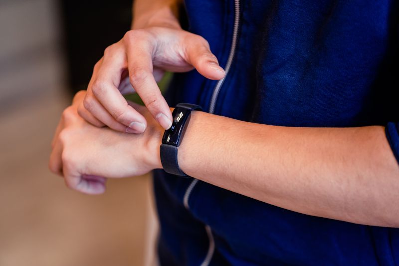 Tijdens de pilot stressmonitoring bij TINT West-Brabant draagt een deelnemer een fitbit om zijn pols.