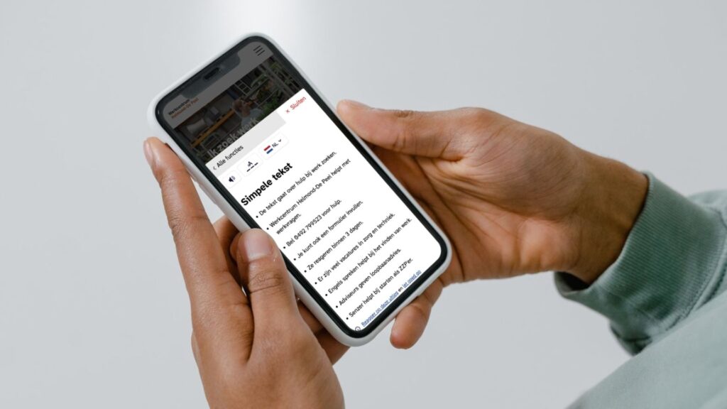 Scherm van een telefoon waar de leeshulp van Tolkie gebruikt wordt. De woorden Simpele tekst staan op een pop-up scherm. Daaronder staat puntsgewijs waarover de tekst gaat.