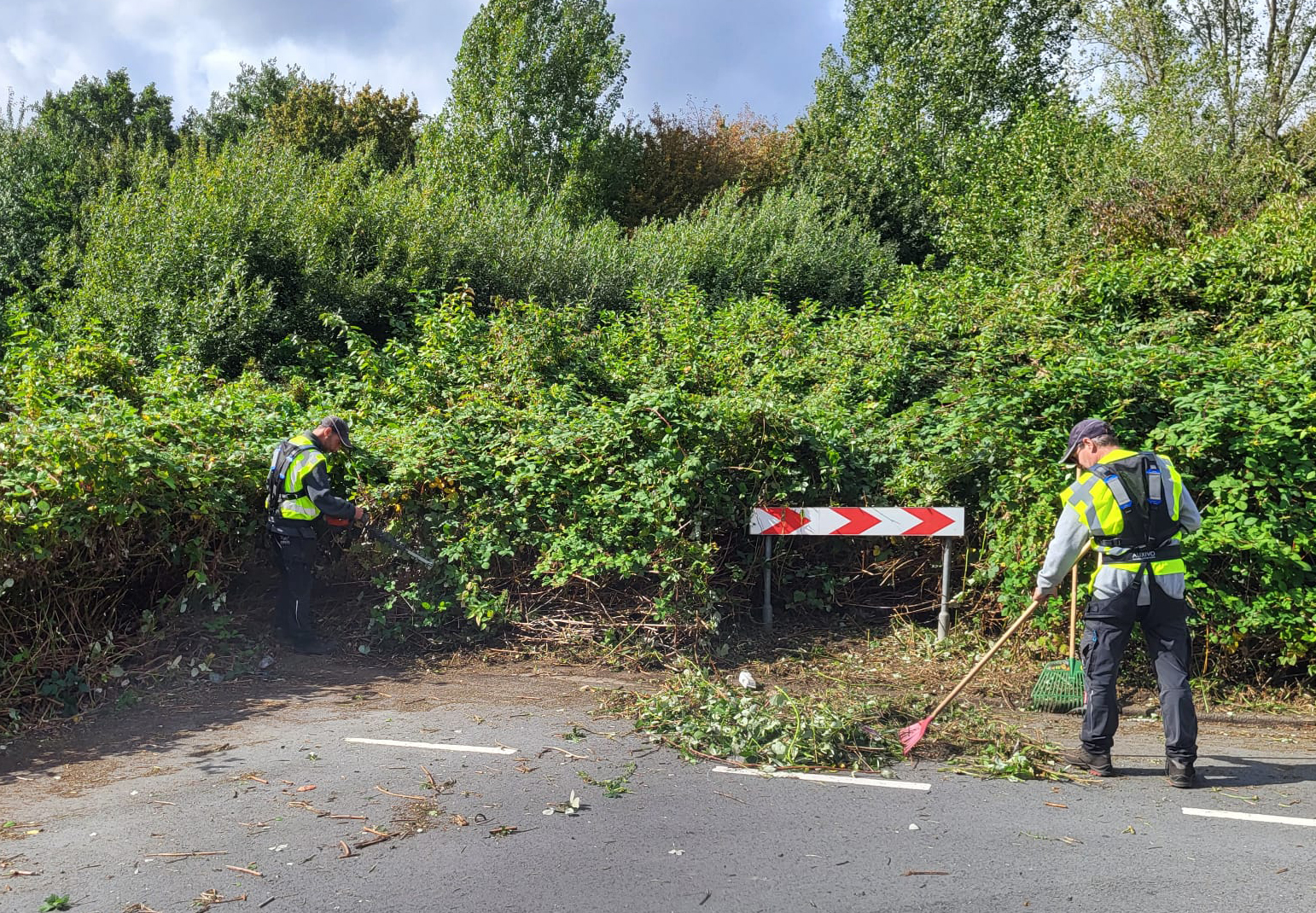 Mannen aan het werk in het groen met een exoskelet aan