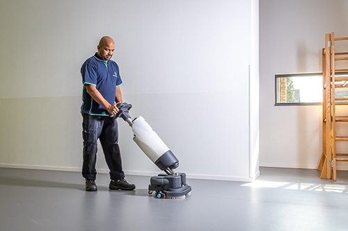 Schoonmaker aan het werk