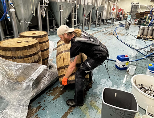 Man met exoskelet tilt zwaar vat op