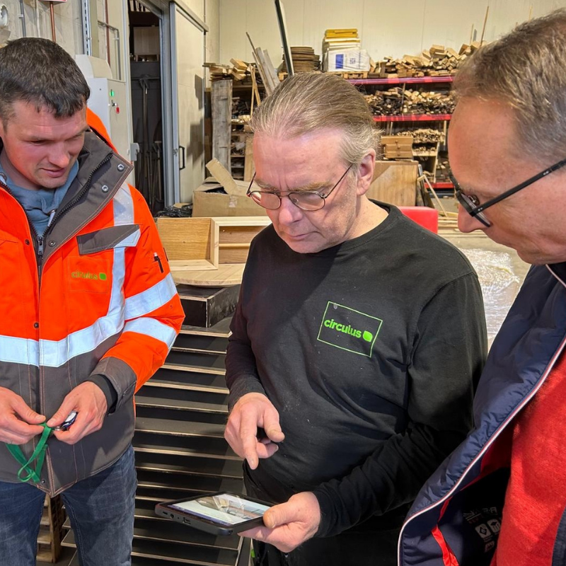 Meedoen in de houtwerkplaats dankzij tablet met werk- en veiligheidsinstructies